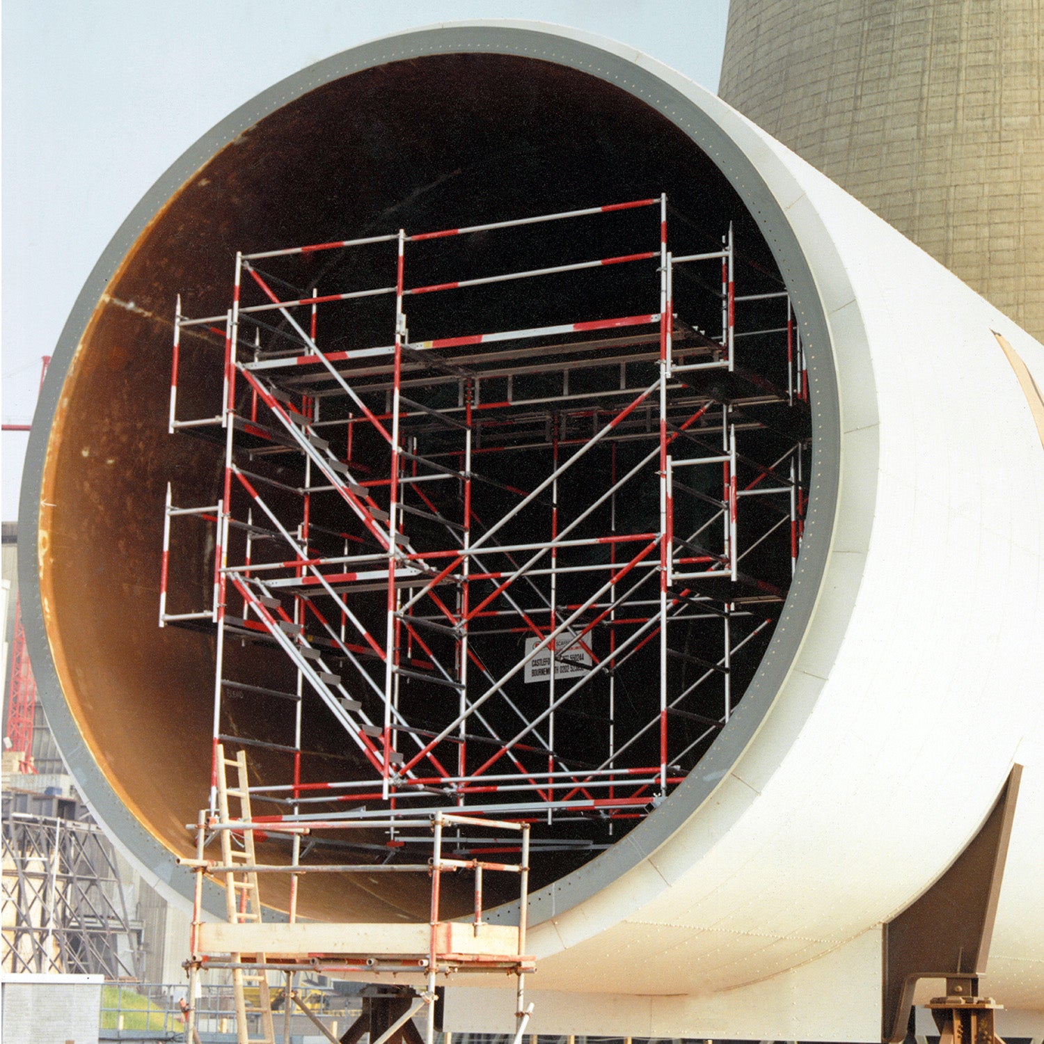 A BS 1139 large deck tower incorporating cantilever platforms using Alto towers