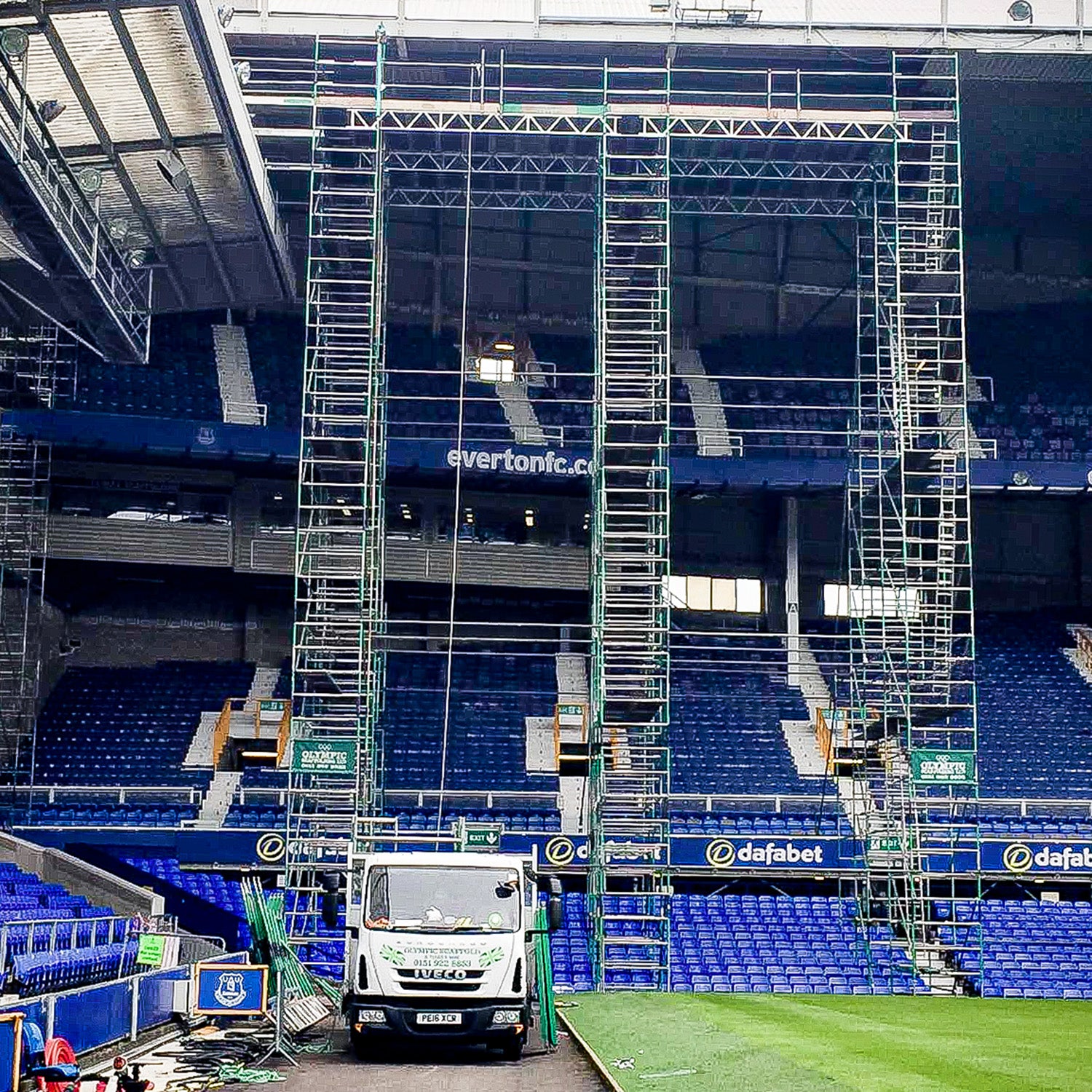 Several Alto HD towers used to create a BS-1139 Large Deck structure.